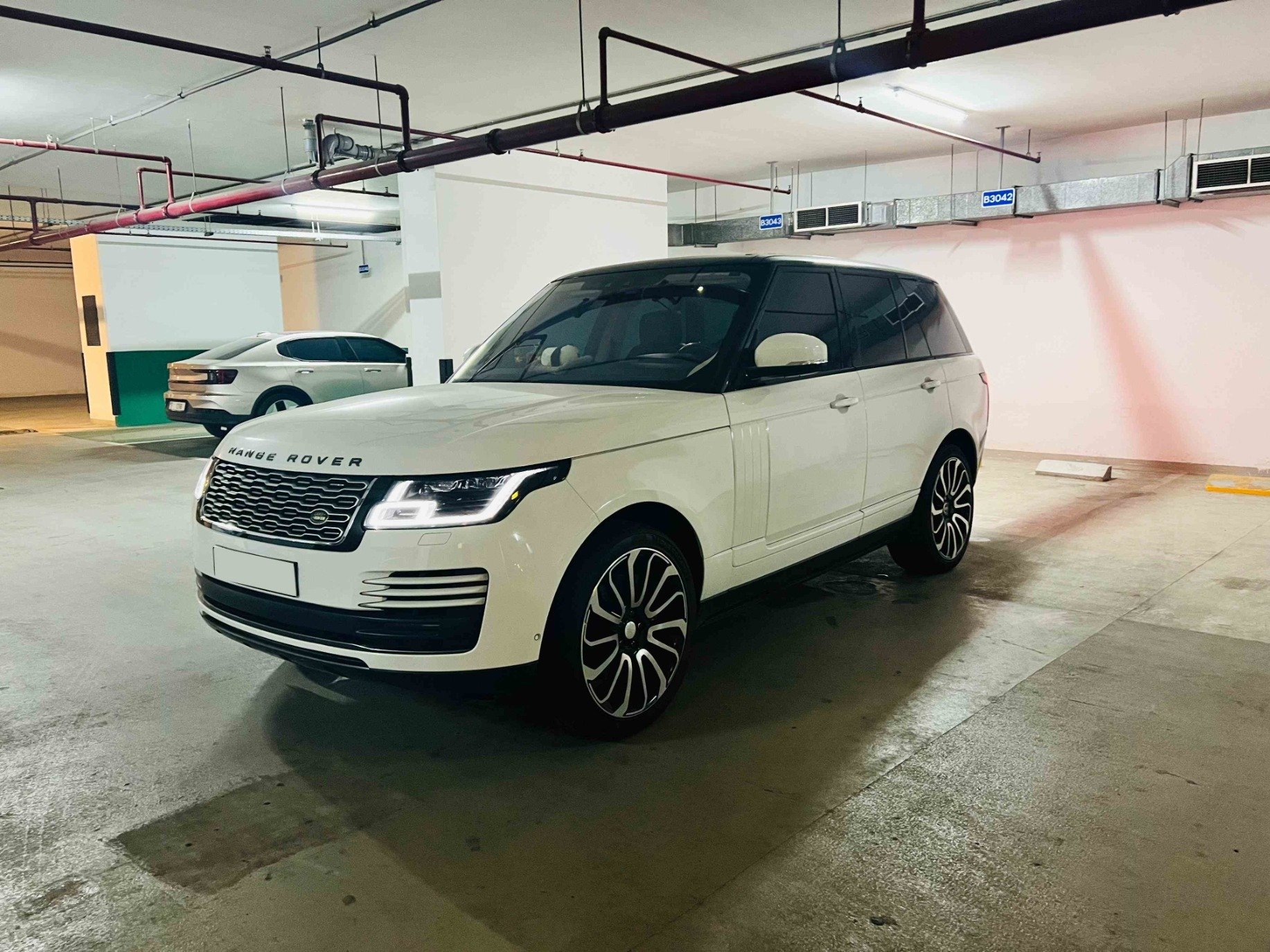 Used 2019 Range Rover Vogue SE for sale in Dubai